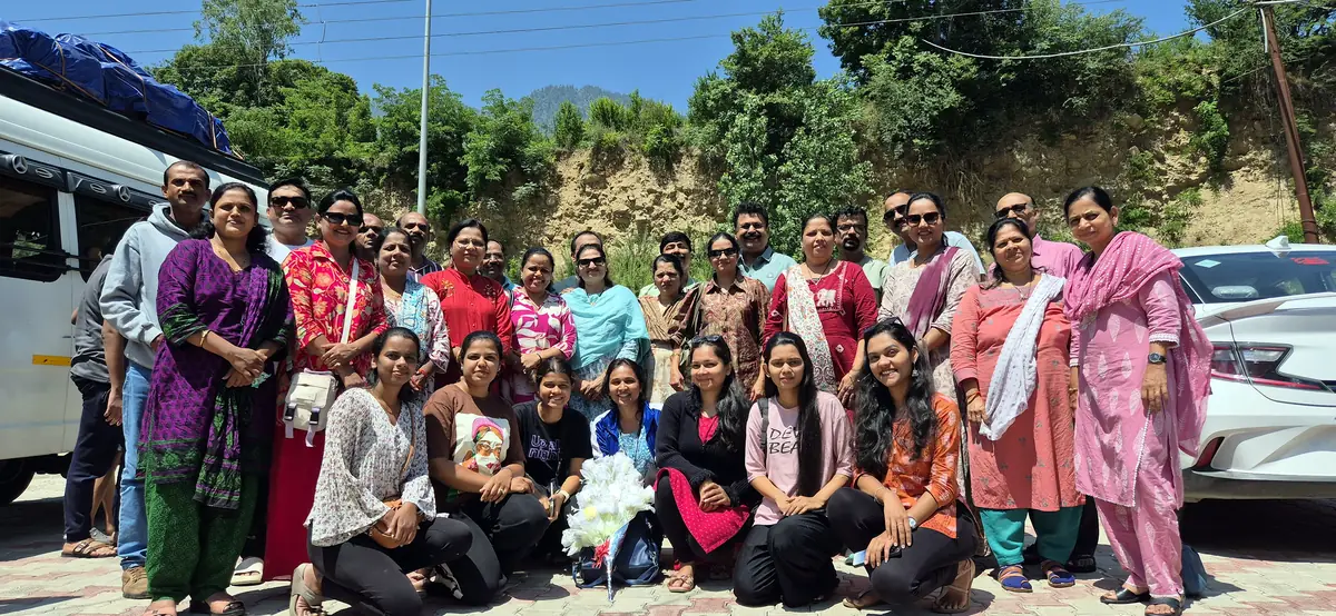 Large Suzu Travels group tour in Himachal with tempo traveller