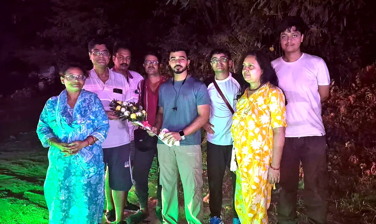 Suzu Travels team welcoming guests with flowers on arrival