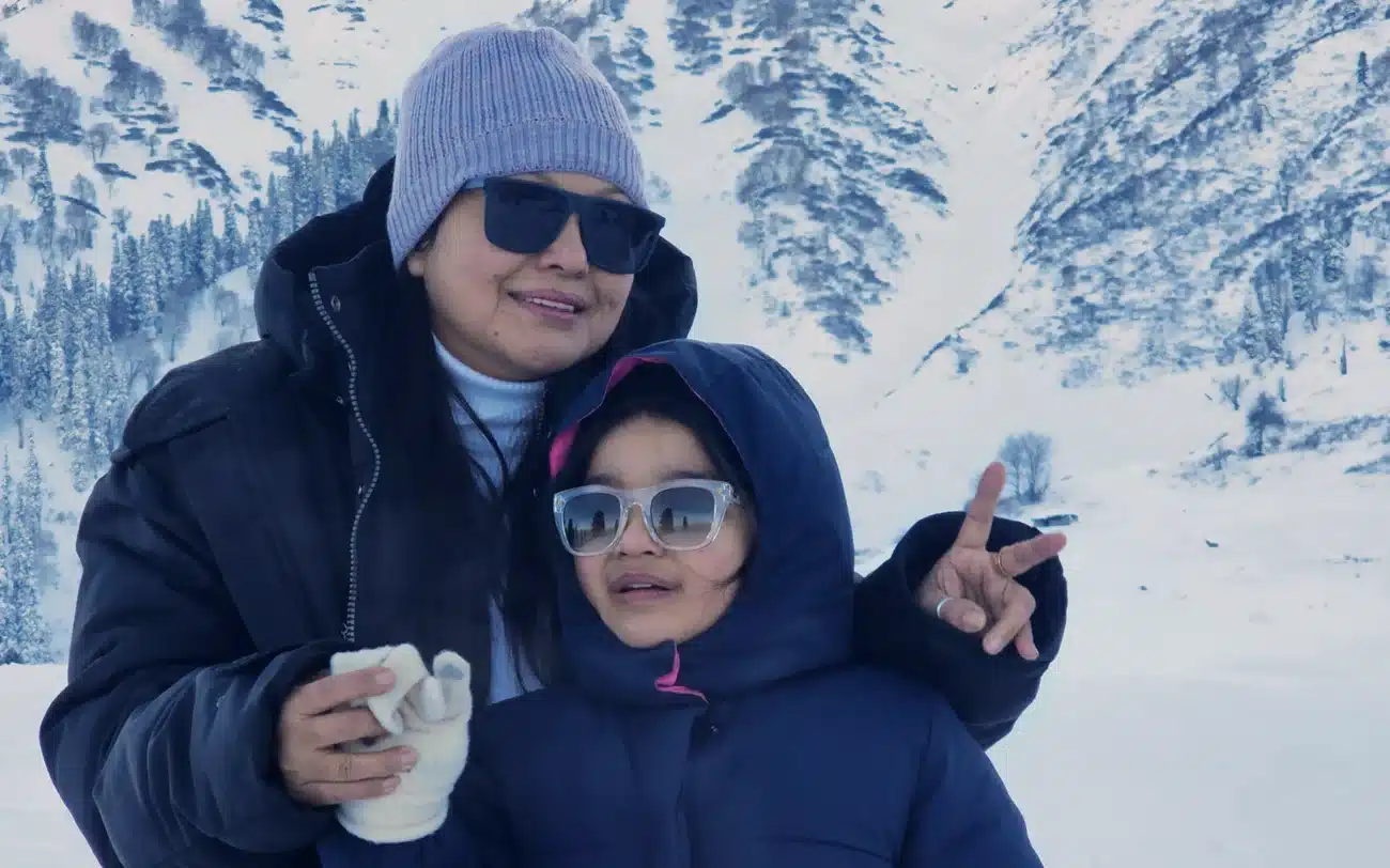 kashmir family tour mother child snow Mother and child in the snow on a Kashmir family tour package