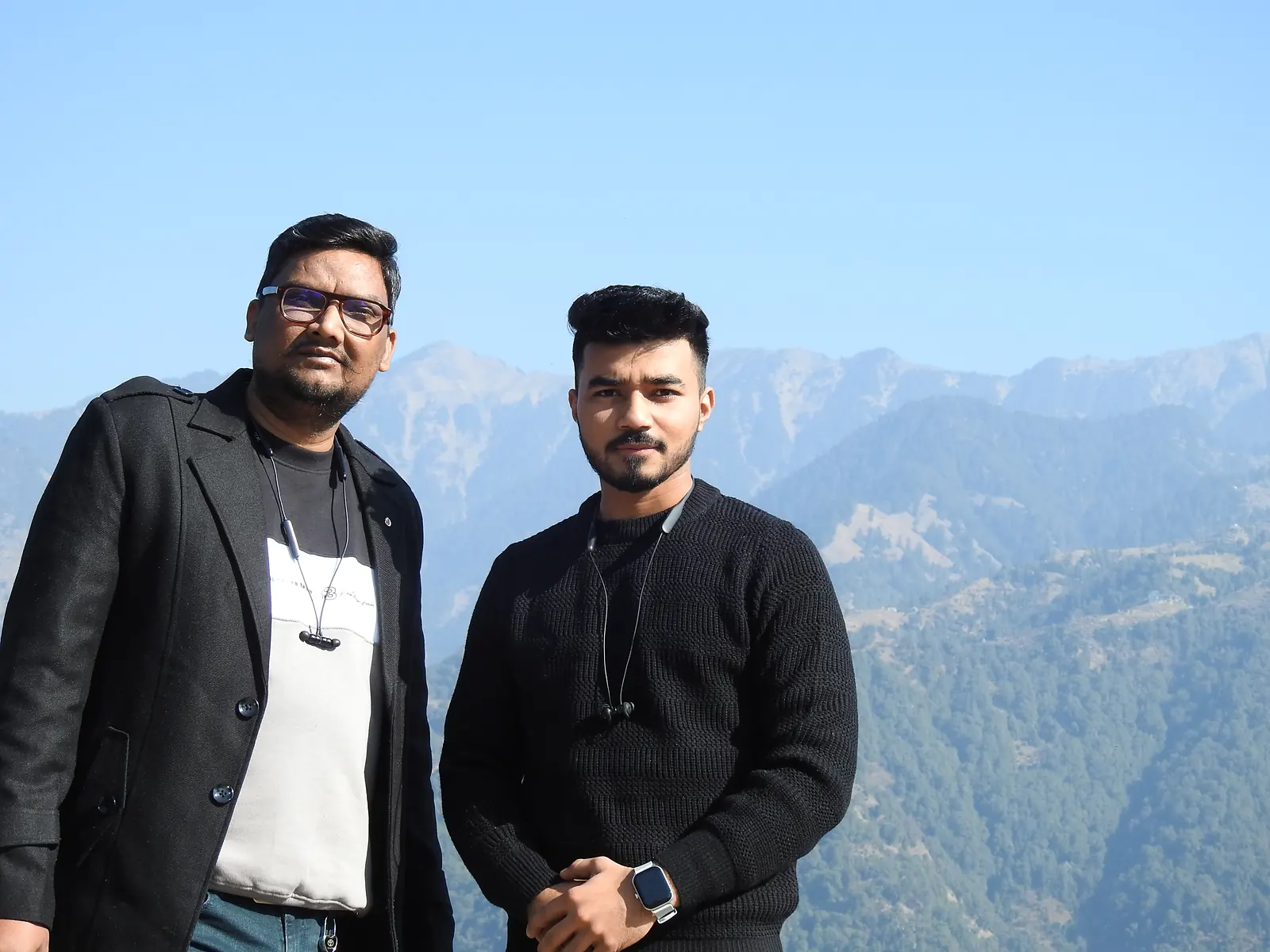 barot valley mountain view Travellers with a mountain view in Barot valley, Himachal
