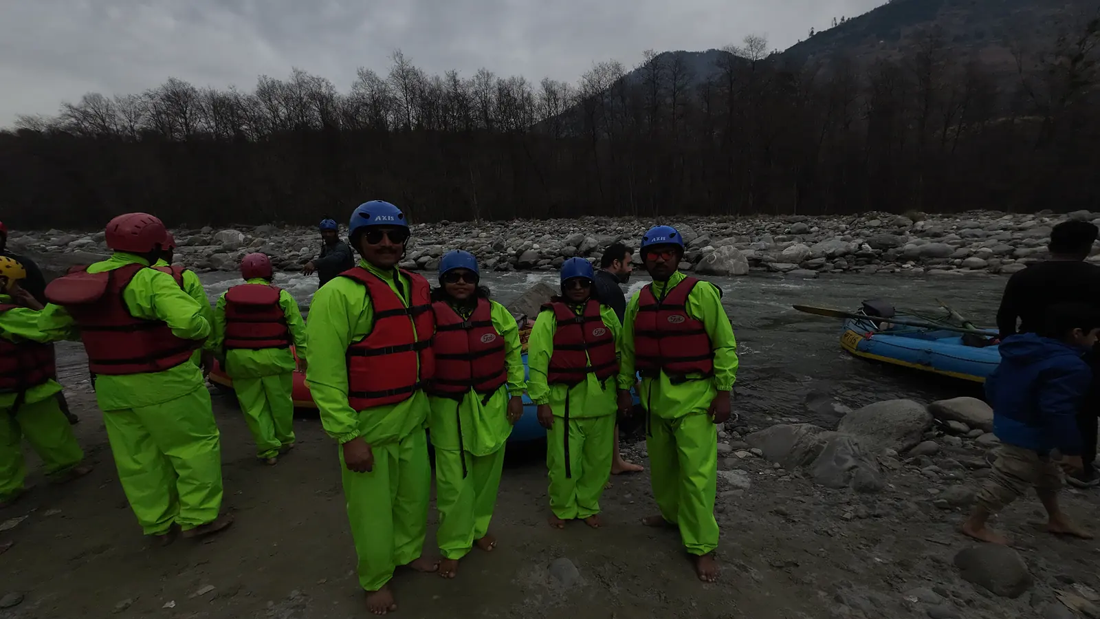 River rafting group in safety gear near Kullu-Manali