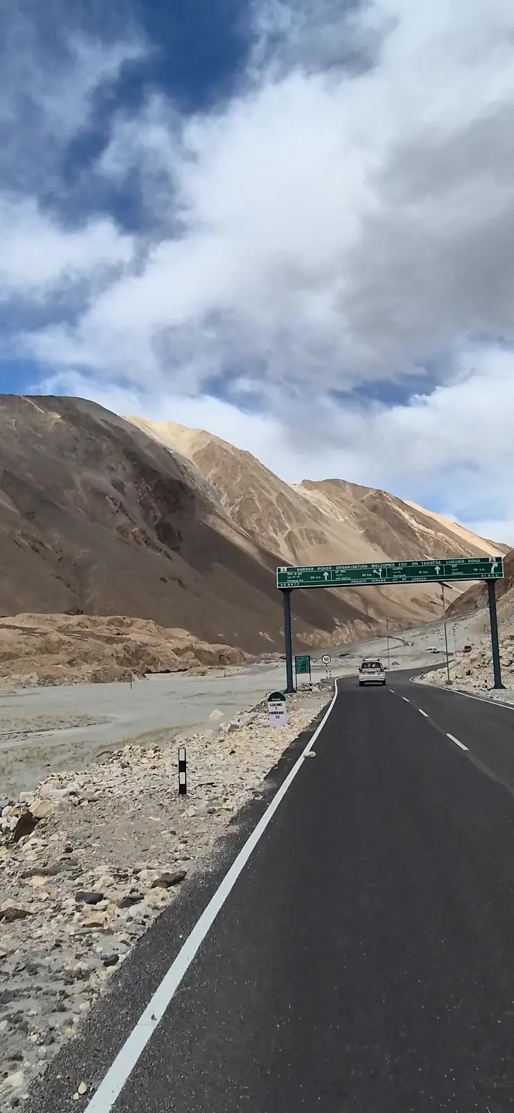 Open highway through the mountains of Ladakh